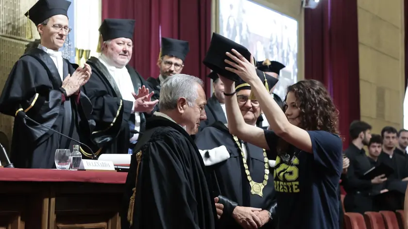 La consegna della laurea e del classico "tocco" a Velasco (Lasorte)