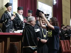 La consegna della laurea e del classico "tocco" a Velasco (Lasorte)