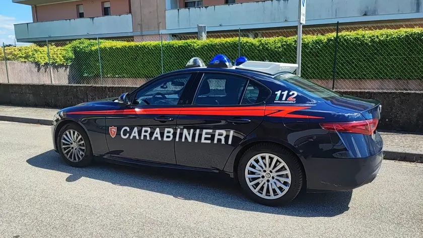 Un’auto dei carabinieri davanti a una casa svaligiata dai ladri