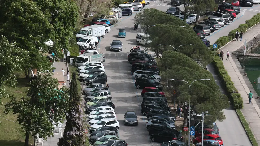 Una parte dell’area di sosta nella Baia di Sistiana che in estate diventa a pagamento. Foto Andrea Lasorte