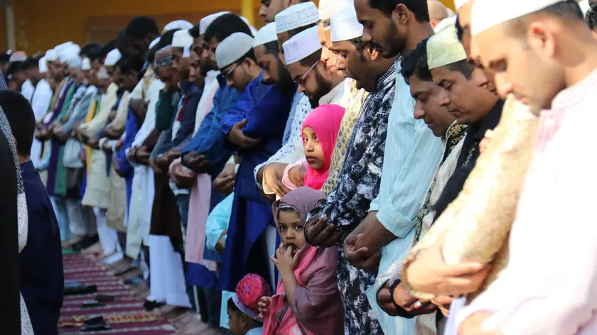 Fedeli islamici raccolti in preghiera in occasione della fine del Ramadan a Monfalcone. Il centro Darus Salaam impugnerà davanti al Tar l’acquisizione avviata dal Comune