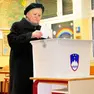 Un’elettrice mentre vota al referendum appena tenutosi in Slovenia