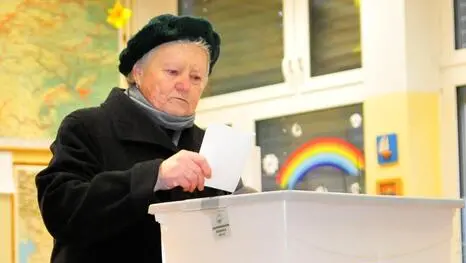 Un’elettrice mentre vota al referendum appena tenutosi in Slovenia