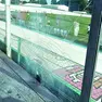I danni causati alla barriera dall'esplosione del petardo