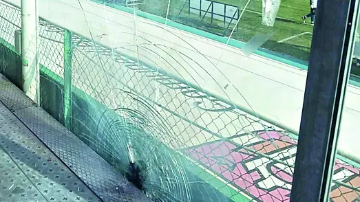 I danni causati alla barriera dall'esplosione del petardo