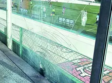 I danni causati alla barriera dall'esplosione del petardo