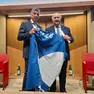 L’assessore Toso e il presidente Mazza al momento della consegna della Bandiera Blu