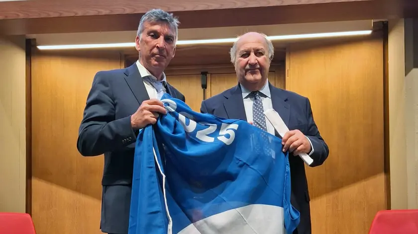 L’assessore Toso e il presidente Mazza al momento della consegna della Bandiera Blu