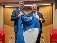 L’assessore Toso e il presidente Mazza al momento della consegna della Bandiera Blu