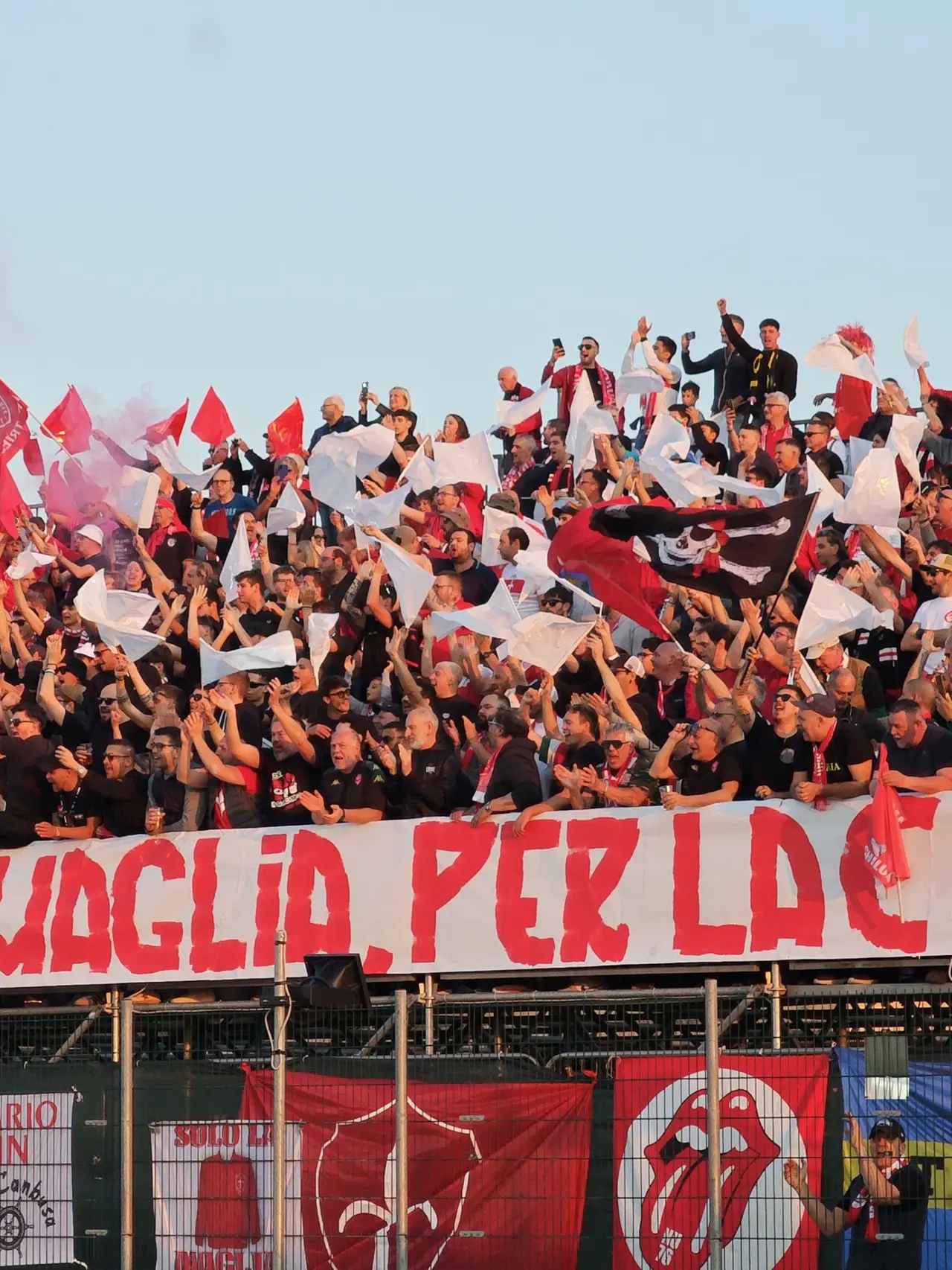 I tifosi rossoalabardati presenti allo stadio Berti di Caldiero Terme foto Lasorte