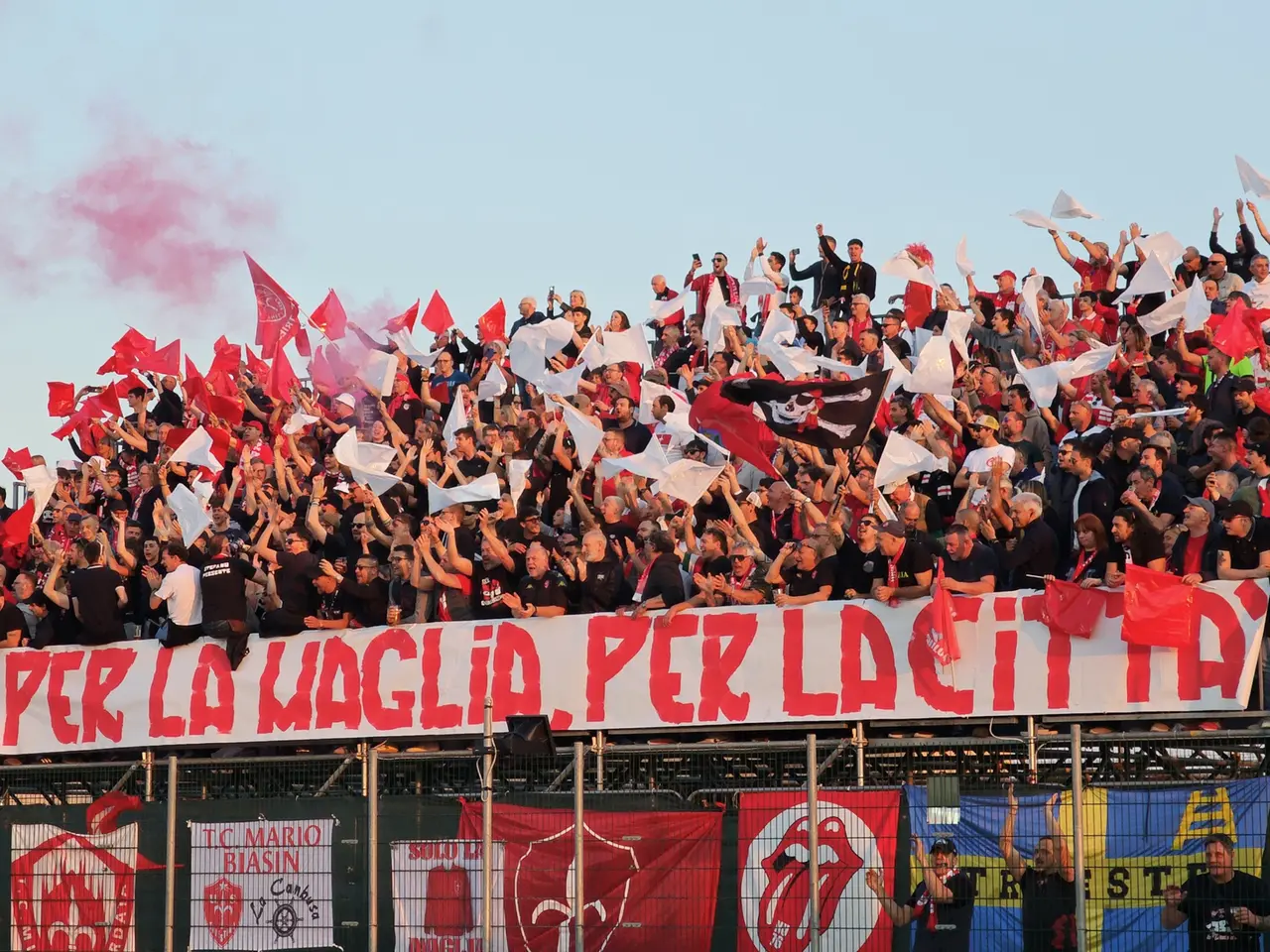 I tifosi rossoalabardati presenti allo stadio Berti di Caldiero Terme foto Lasorte