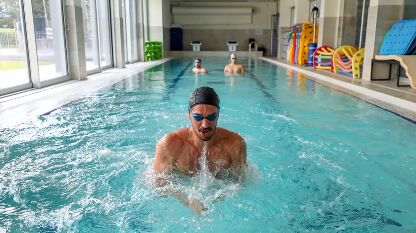 Un atleta nella vasca hi-tech dove nuotare controcorrente foto Tibaldi