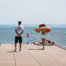 Alcuni fruitori del nuovo maxi-pontile fotografati mercoledì da Daniele Tibaldi.