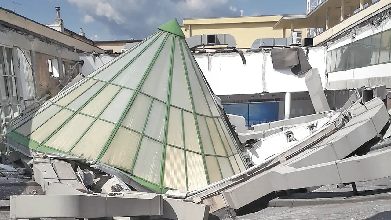 Il cedimento della copertura della piscina terapeutica Acquamarina: era il 29 luglio 2019. Foto Lasorte