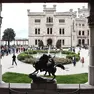 Il Castello di Miramare e lo splendido parco, con i turisti in fila