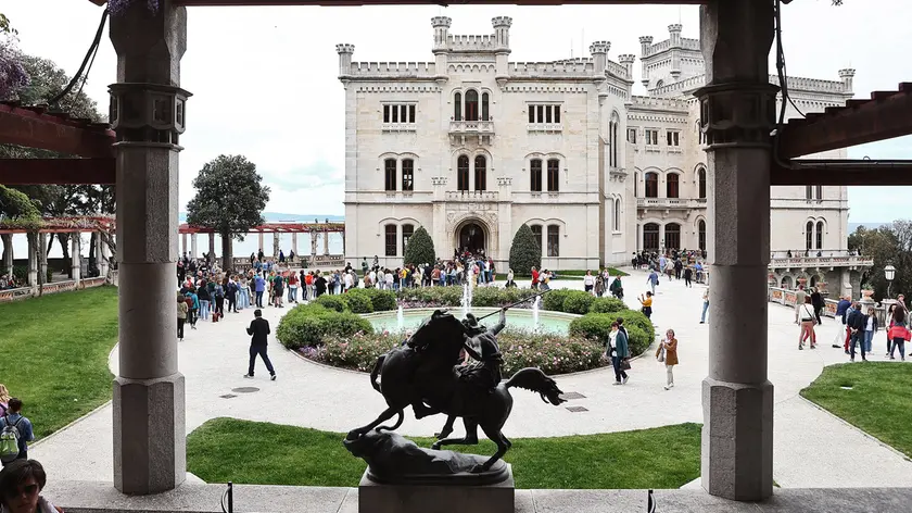 Il Castello di Miramare e lo splendido parco, con i turisti in fila