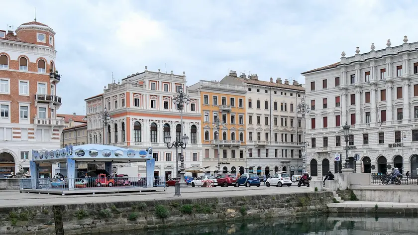Piazza Ponterosso giovedì mattina, all'indomani del furto. Foto Silvano