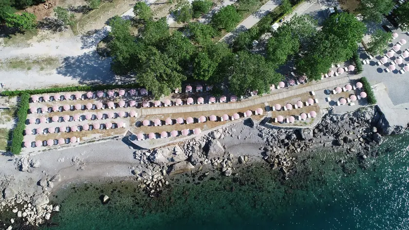 La spiaggia del parco della Caravella vista dall’alto