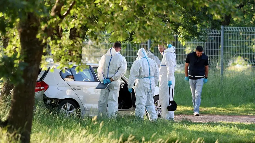 L’automobile sulla quale è stato ritrovato il corpo della donna (foto istarski.hr)