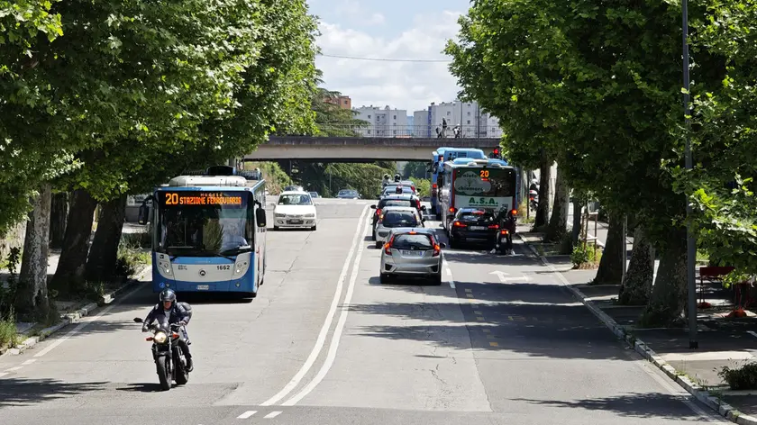 Via Salata, all’esterno della galleria: la zona in cui il trafficante è stato affiancato dagli agenti armati (foto Lasorte)