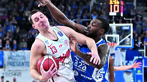 Francesco Candussi alle prese con Jason Burnell (Foto Ciamillo/Lasorte)