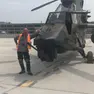 Sandro Marizza sulla pista di Ronchi accanto ad un elicottero militare