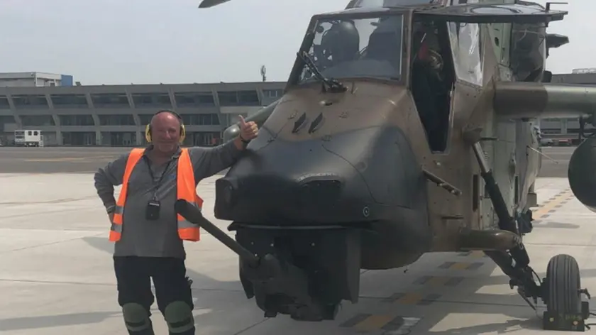 Sandro Marizza sulla pista di Ronchi accanto ad un elicottero militare