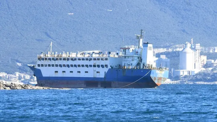La nave Deala da oltre un anno incagliata