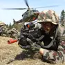 Esercitazione dell’Esercito della Slovenia. In primo piano un fante mentre imbraccia il suo fucile automatico