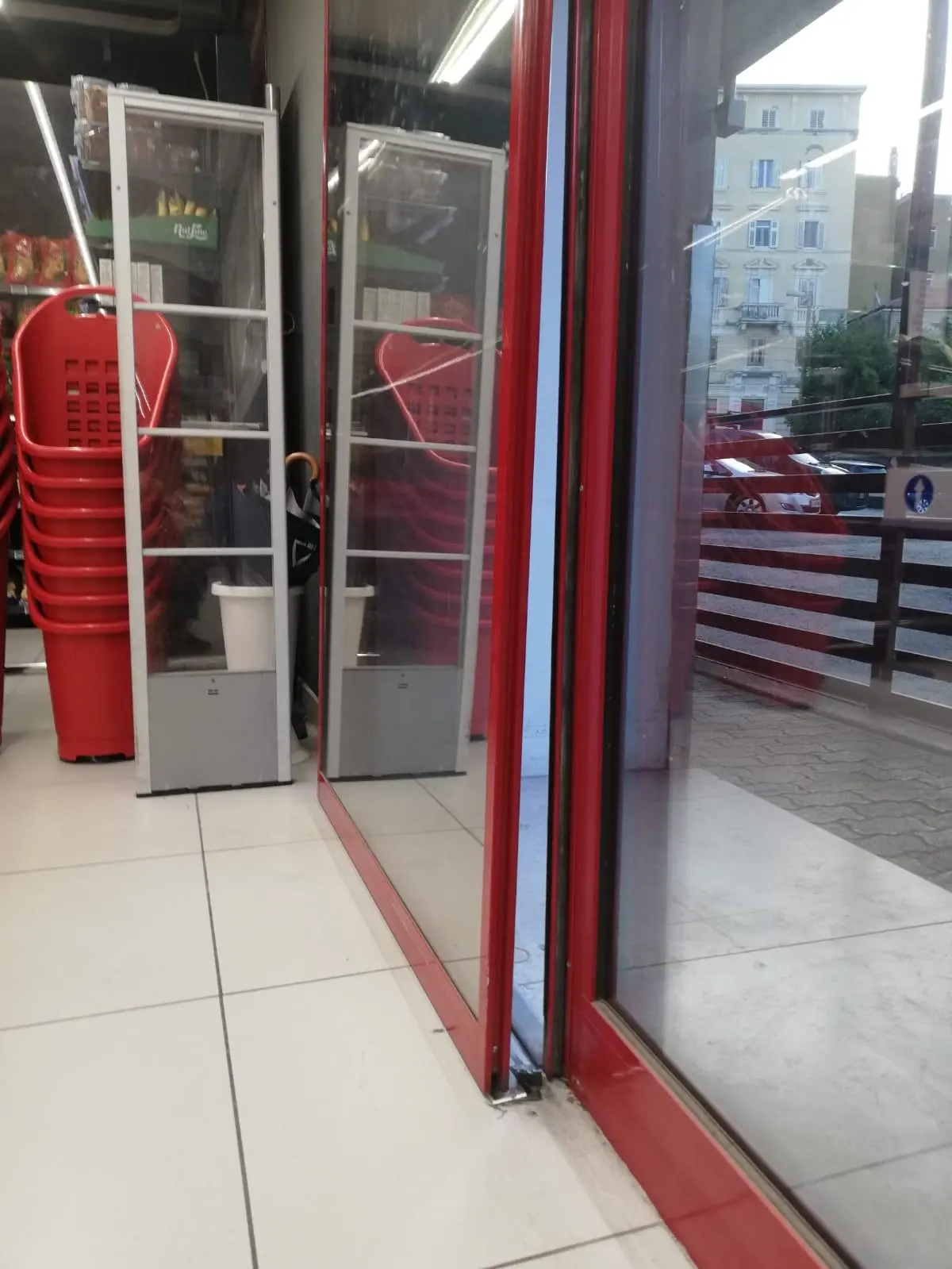La porta forzata al supermercato Bosco