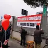 Lo striscione pro Cardiologia installato dal Comitato salute davanti al nosocomio