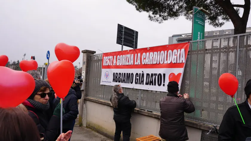 Lo striscione pro Cardiologia installato dal Comitato salute davanti al nosocomio