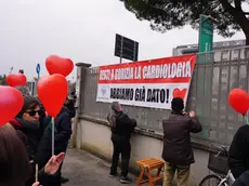 Lo striscione pro Cardiologia installato dal Comitato salute davanti al nosocomio