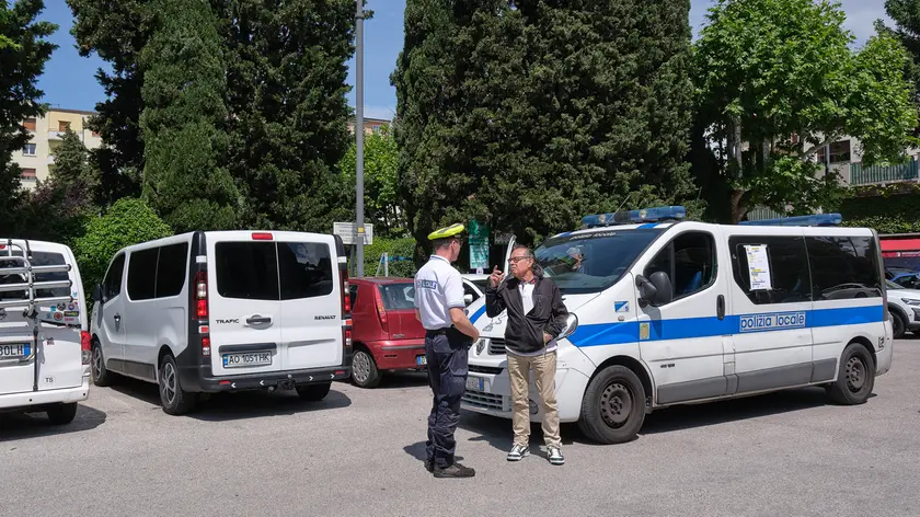 I cittadini parlano con gli agenti in piazzale Rosmini (foto Silvano)