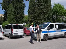 I cittadini parlano con gli agenti in piazzale Rosmini (foto Silvano)