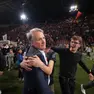 La gioia di Tesser e l'abbraccio della squadra e dei tifosi. Foto Lasorte