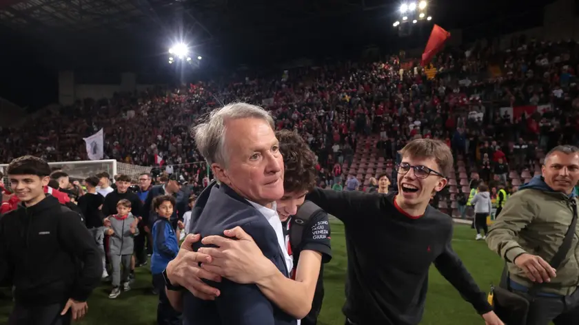 La gioia di Tesser e l'abbraccio della squadra e dei tifosi. Foto Lasorte