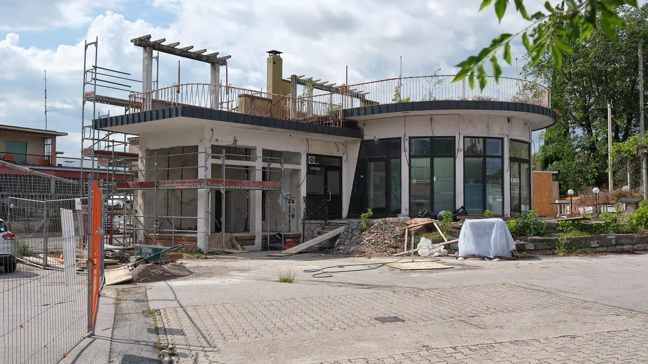Il cantiere che trasformerà il bar Flavia in locale di Maritani. Foto Silvano