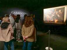 Visitatori davanti al dipinto di Caravaggio (Marega)