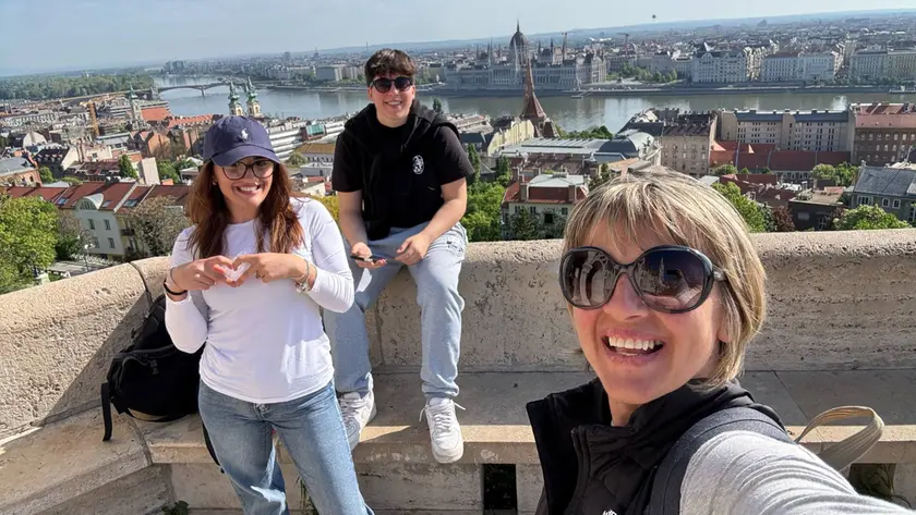 Mamma Lyudmyla Kukharuk con le gemelle Anna e Giulia Chiti in gita a Budapest