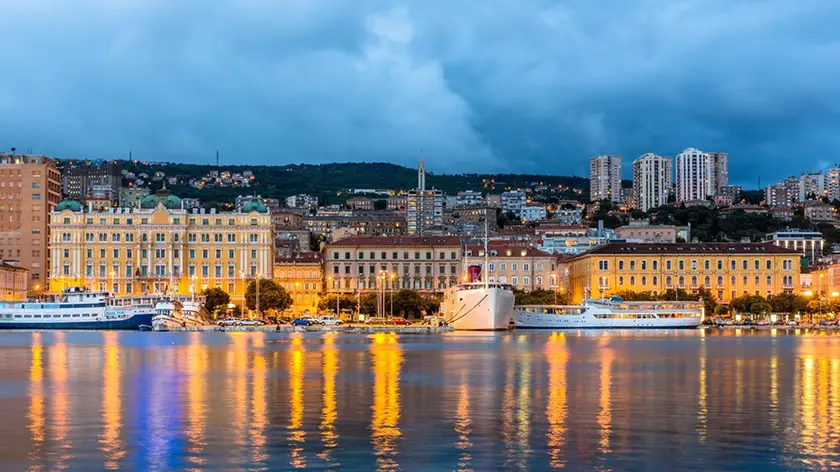 Una veduta dal mare del porto di Fiume