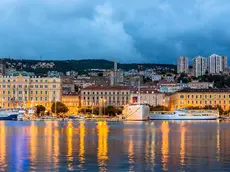 Una veduta dal mare del porto di Fiume