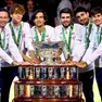La squadra azzurra vincitrice della Coppa Davis 2023, in posa con la celebre “insalatiera”. Da sinistra, il capitano Filippo Volandri, Jannik Sinner, Lorenzo Musetti, Simone Bolelli, Lorenzo Sonego e Matteo Arnaldi (Foto Sposito/FITP)