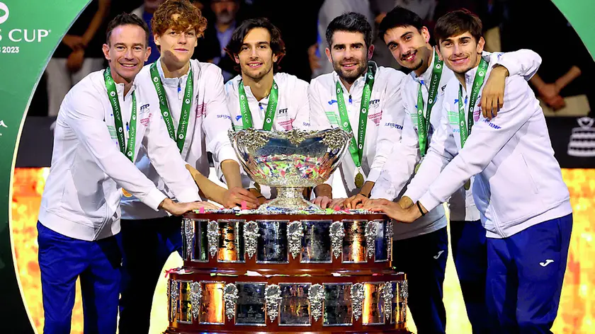 La squadra azzurra vincitrice della Coppa Davis 2023, in posa con la celebre “insalatiera”. Da sinistra, il capitano Filippo Volandri, Jannik Sinner, Lorenzo Musetti, Simone Bolelli, Lorenzo Sonego e Matteo Arnaldi (Foto Sposito/FITP)