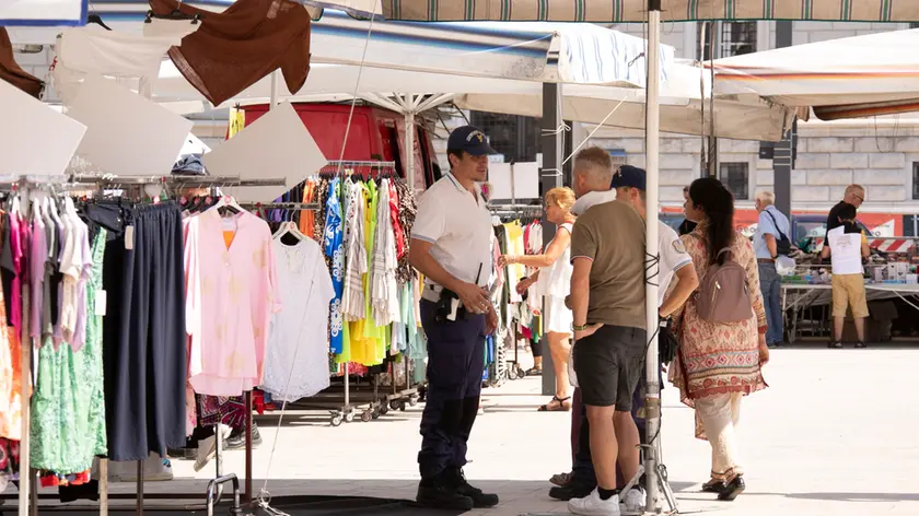 Un presidio di vigilanza in occasione del mercato in piazza (Bonaventura)