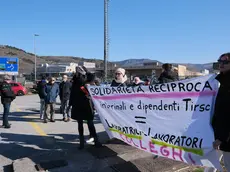 Un presidio delle lavoratrici all’esterno della fabbrica (Silvano)