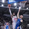 Valentine va a canestro contro Brescia (Ciamillo / Lasorte)
