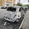 Una delle auto bruciate in via Benussi (Lasorte)