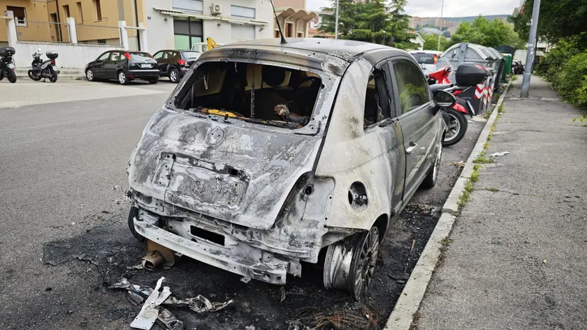 Una delle auto bruciate in via Benussi (Lasorte)
