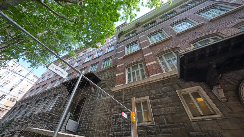 La facciata della sede della scuola Corsi in via Sant’Anastasio (Silvano)
